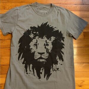 Walk in Love Gray Lion Graphic Short Sleeve Tee Size S   NEW